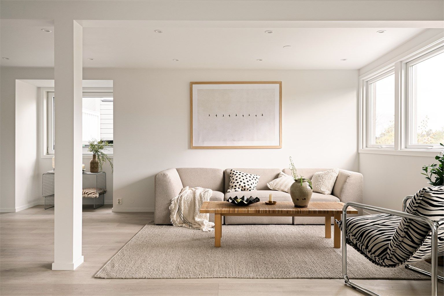 Stuen har god plass til stor sofagruppe og utgangspunkt for hyggelige stunder foran peisen. 
Foto: Lars Gartå
