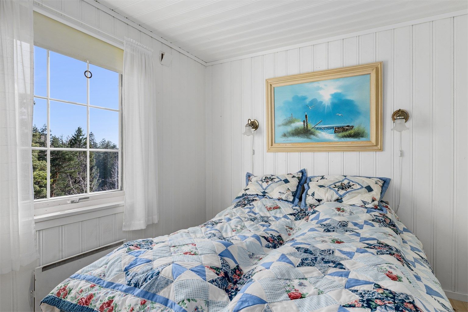 Hovedsoverommet er også malt lyst.