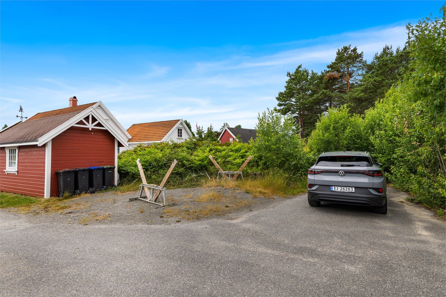 God plass for parkering og lagring på tomten