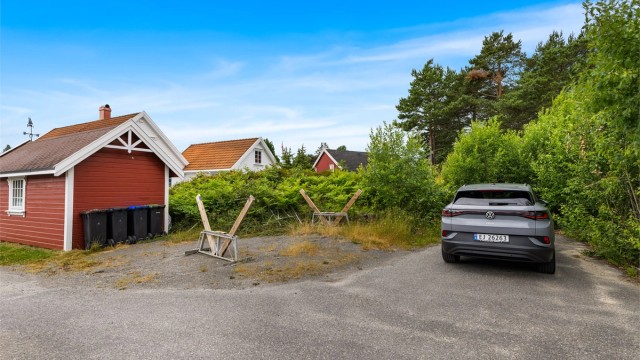 God plass for parkering og lagring på tomten