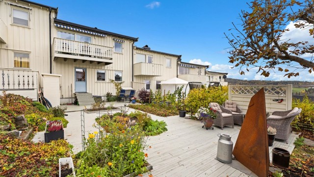 Rekkehuset har en fantastisk terrasse med fine møbleringsmuligheter og koselig beplantning.