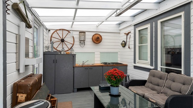 Den innglassede balkongen er innredet med praktisk benkeseksjon og vask.