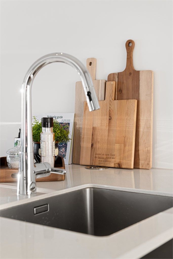 Stein benkeplate med nedfelt oppvaskkum og ett-greps armatur