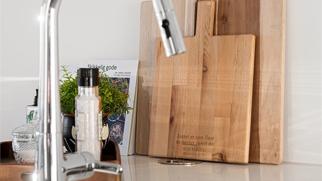 Stein benkeplate med nedfelt oppvaskkum og ett-greps armatur