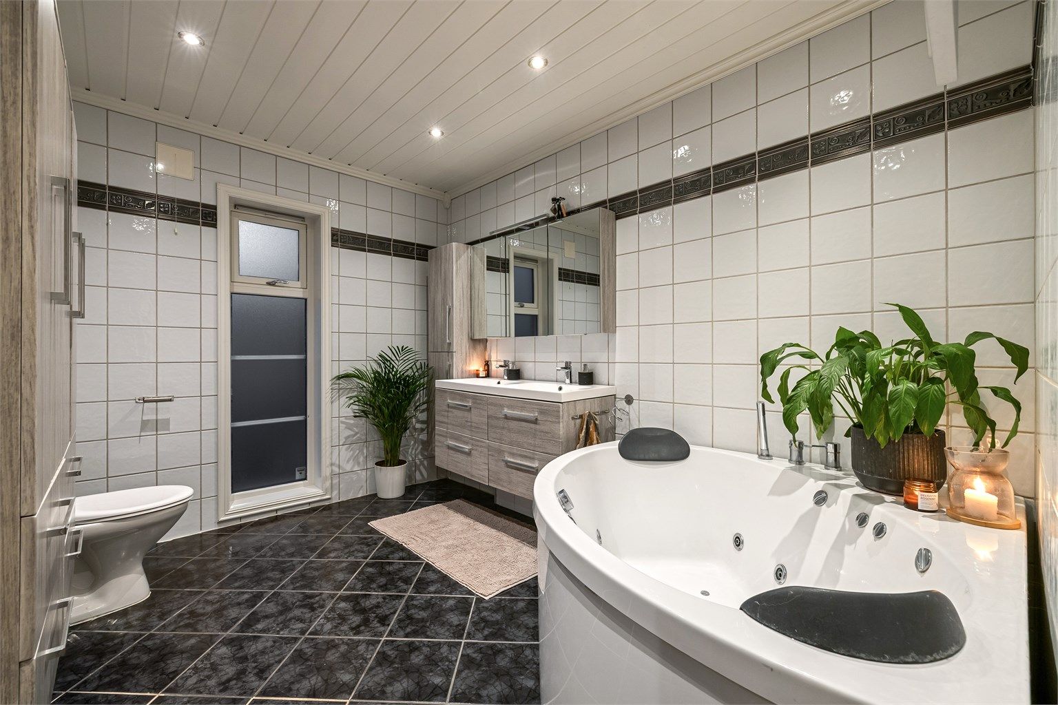 Badet i første etasje er fra byggeåret. 