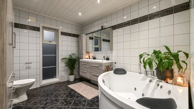 Badet i første etasje er fra byggeåret.