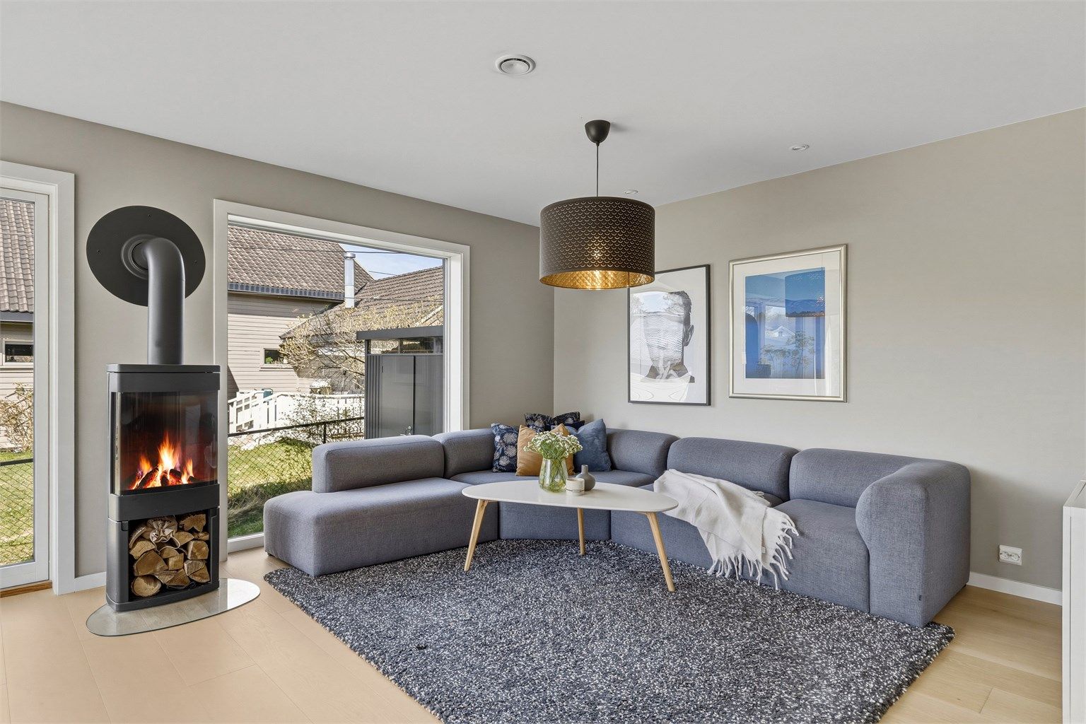 Naturlig plass til stor sofa ved siden av peisovnen