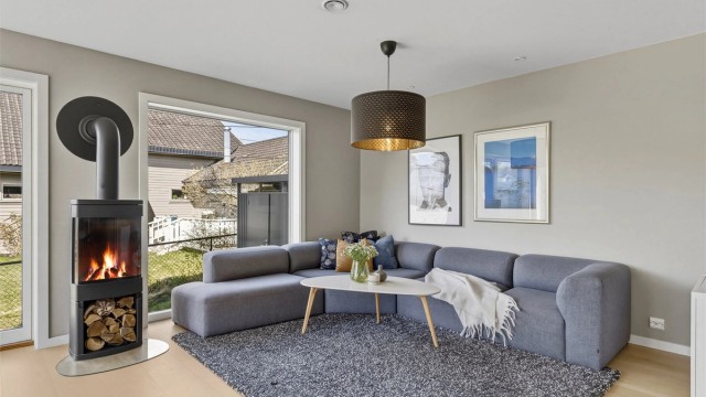 Naturlig plass til stor sofa ved siden av peisovnen