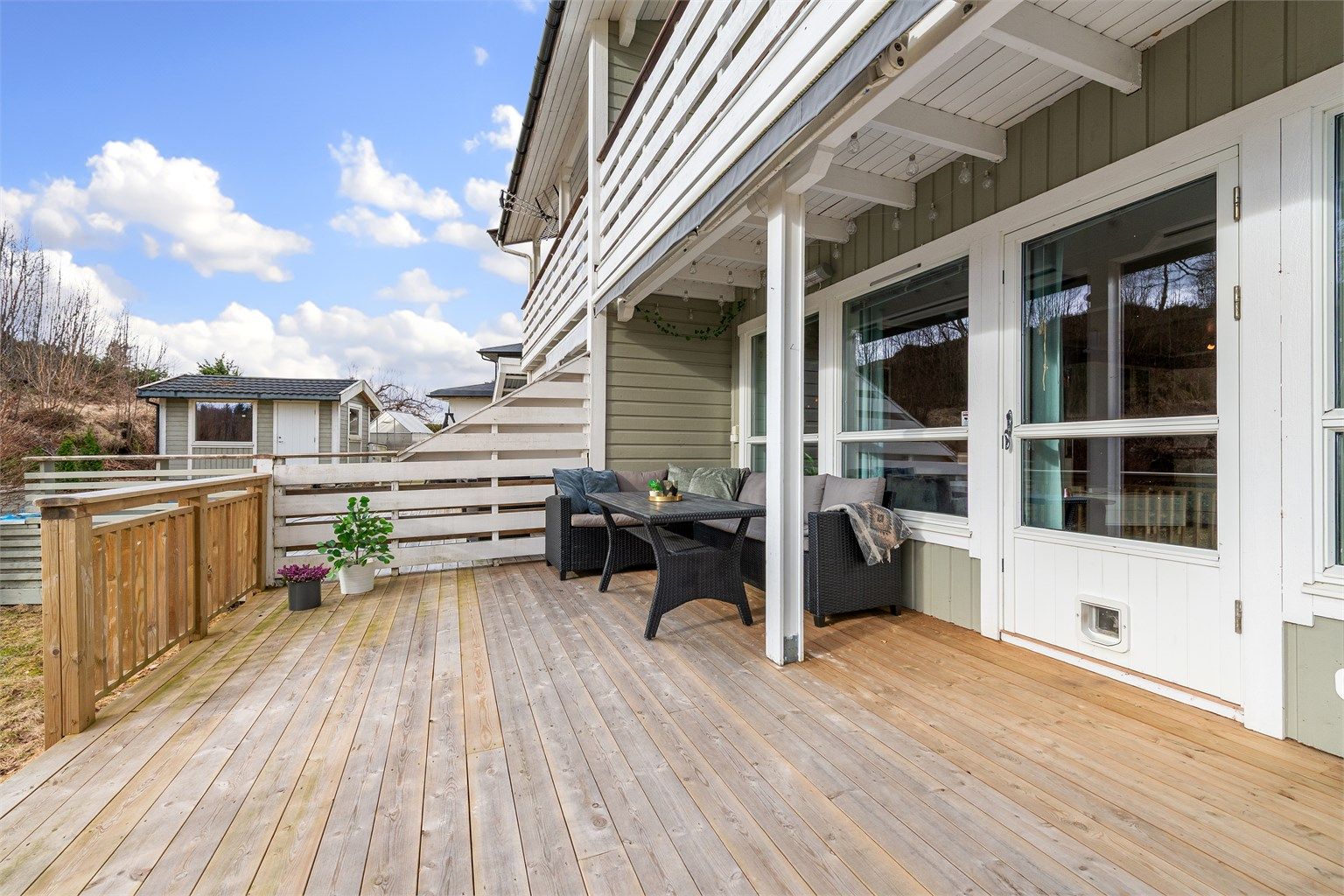 Den store markterrassen på 21 m² er en flott forlengelse av stuen. Terrassen er lun og solrik med flott utsikt. 