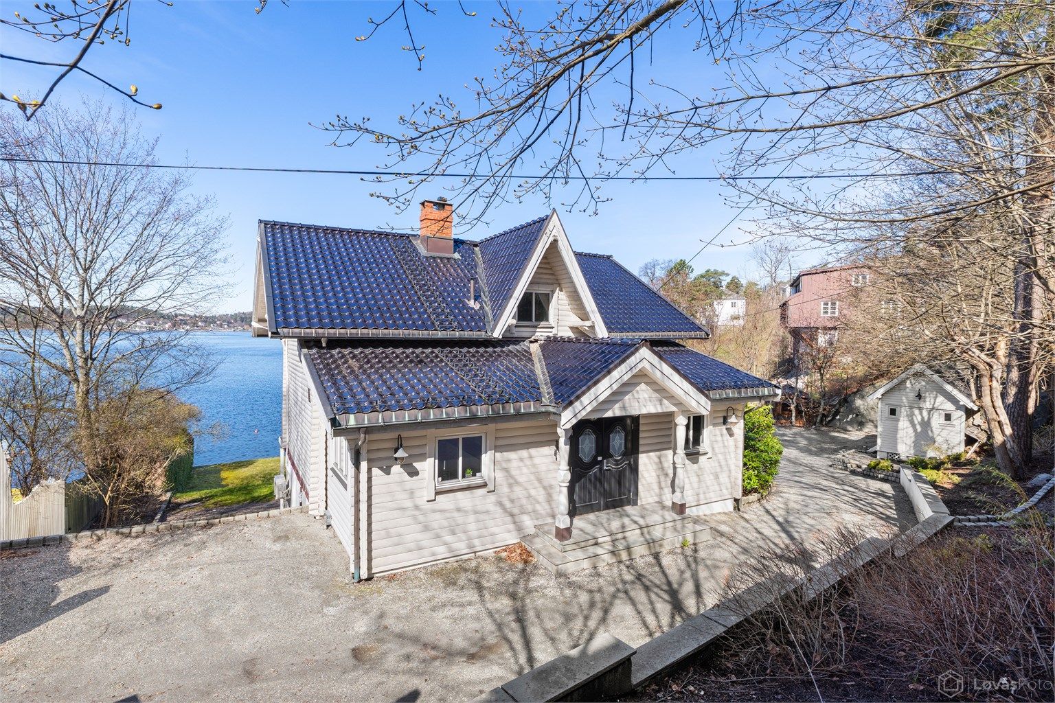 Yttertaket er belagt med glassert takstein.