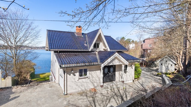 Yttertaket er belagt med glassert takstein.