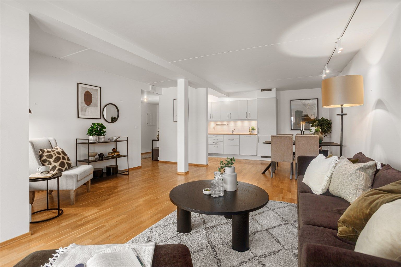 Åpen løsning mellom stue og kjøkken 