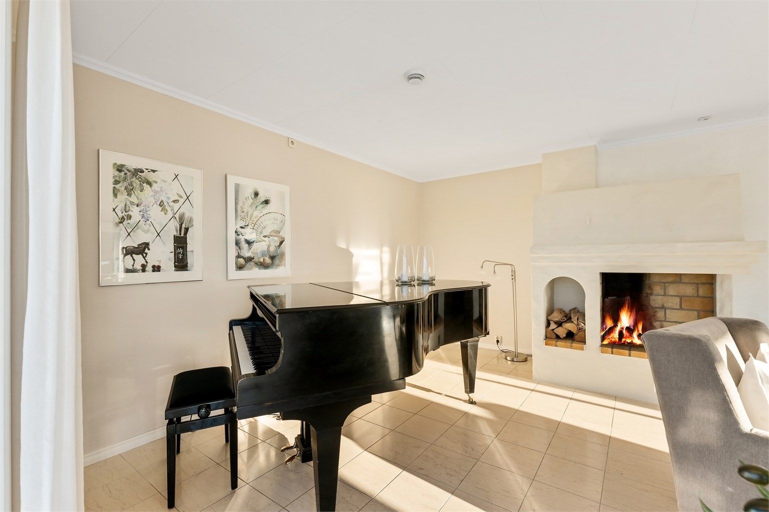 Rommet gir god plass til ulike møbleringsløsninger, som for eksempel et piano.