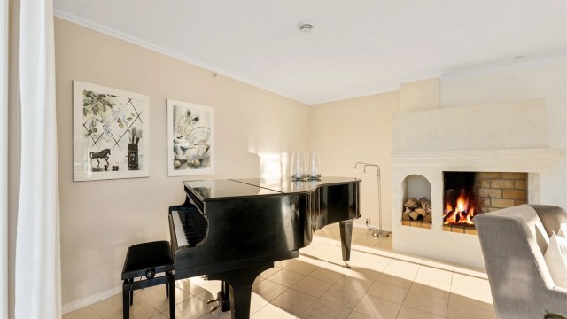 Rommet gir god plass til ulike møbleringsløsninger, som for eksempel et piano.