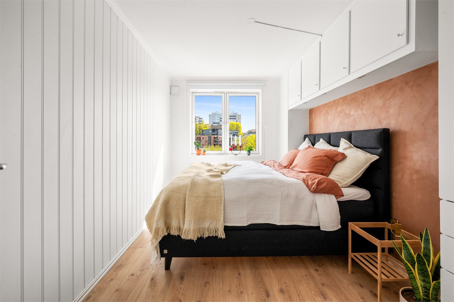 Rommet har plassbygget garderobe, god plass til stor dobbeltseng og i tillegg plass til ekstra garderobeskap.