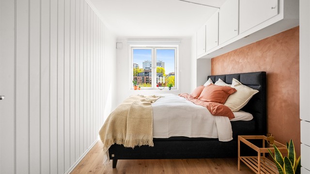 Rommet har plassbygget garderobe, god plass til stor dobbeltseng og i tillegg plass til ekstra garderobeskap.
