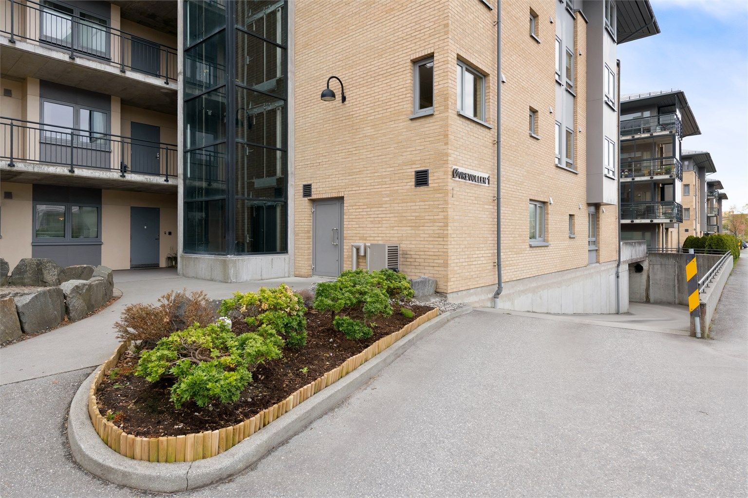 Bygget er fra 2006 og har parkeringsanlegg i underetasjen. Det medfølger én garasjeplass og en bod.