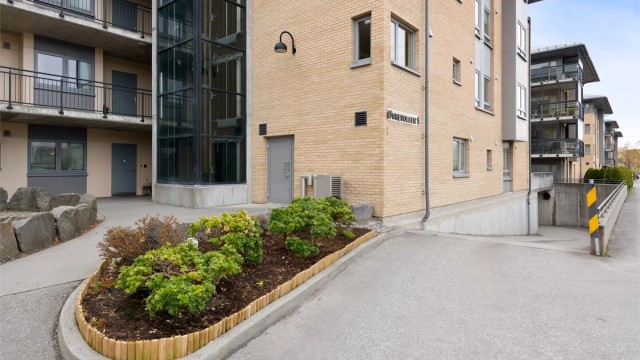 Bygget er fra 2006 og har parkeringsanlegg i underetasjen. Det medfølger én garasjeplass og en bod.