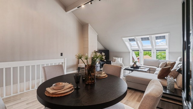 Her er det god plass til både en romslig sofagruppe og en egen spisestue.