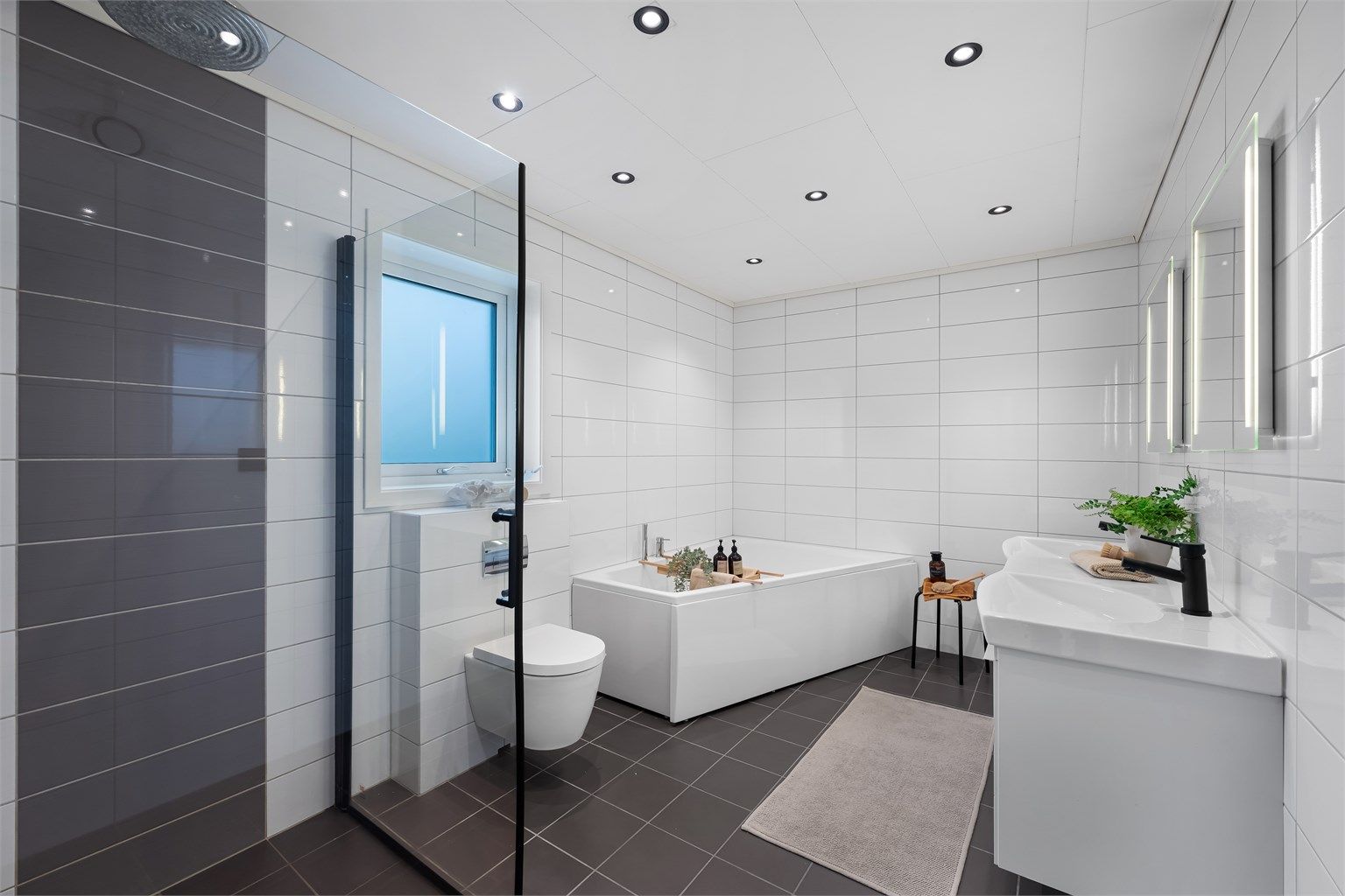 Her har du det meste du trenger for velvære med både dusj, badekar og dobbel servant. Her er også god belysning fra spotter i taket