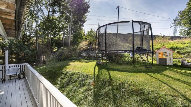 Trapp ved verandaens ende gir enkel tilgang til sameiets felles hage hvor det er tumleplass for de yngste beboerne.