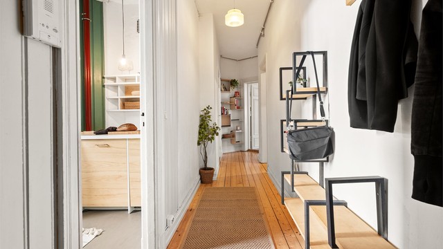 Hyggelig entré til leiligheten med plass til å sette opp skohylle og ytterklær på veggkrok.