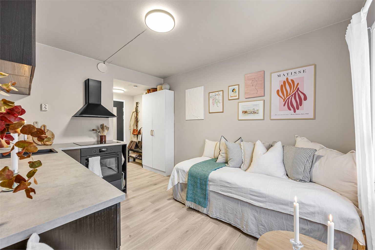 Leiligheten ble pusset opp i 2022 med nye overflater, kjøkken og gulv.