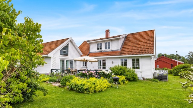 Eiendommen har en frodig og usjenert hage med en stor terrasse som en naturlig samlingsplass.