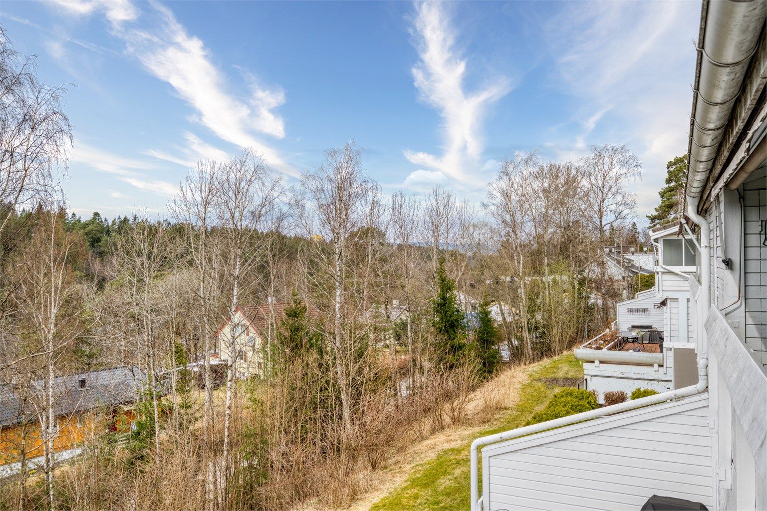 Luftig og fint utsyn fra verandaen. 