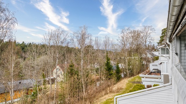 Luftig og fint utsyn fra verandaen.