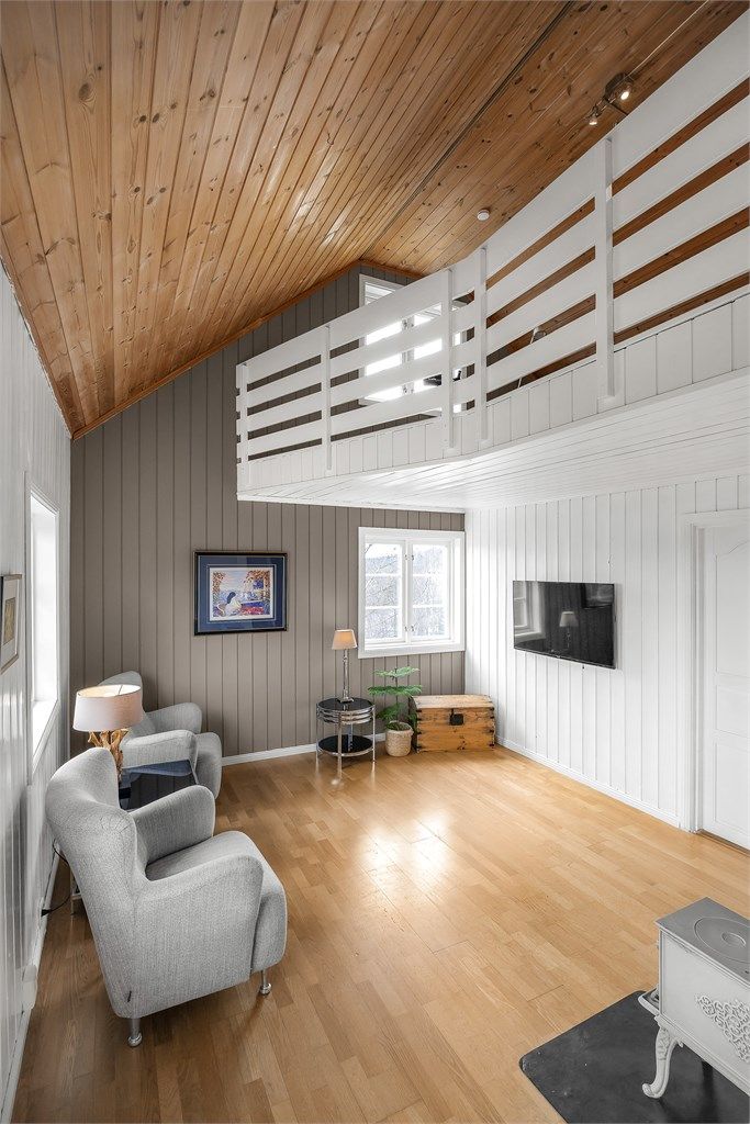 Fra stuen i andre etasje er det trapp opp til loftet.