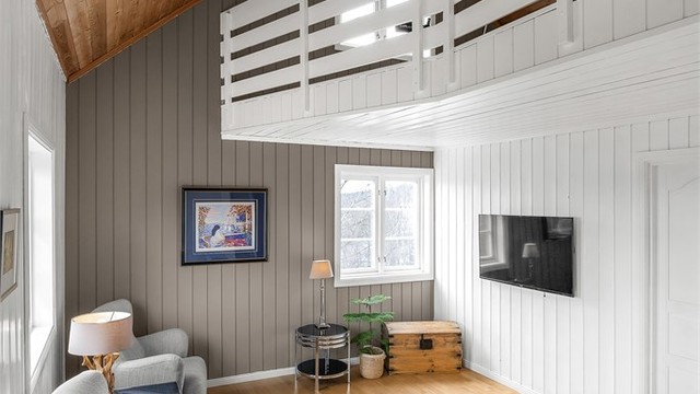 Fra stuen i andre etasje er det trapp opp til loftet.