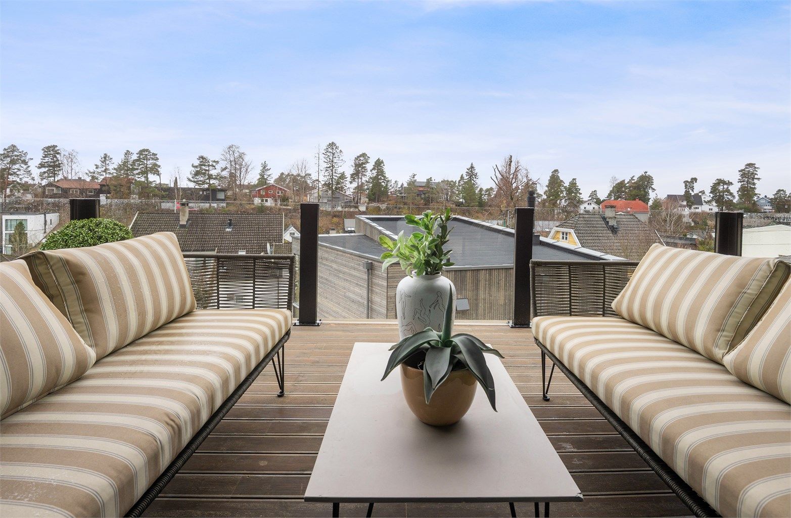 Herfra har du fint utsyn over nærområdet. Beliggenheten er vestvendt og på solsiden av Åsdalsveien.