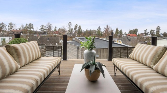 Herfra har du fint utsyn over nærområdet. Beliggenheten er vestvendt og på solsiden av Åsdalsveien.