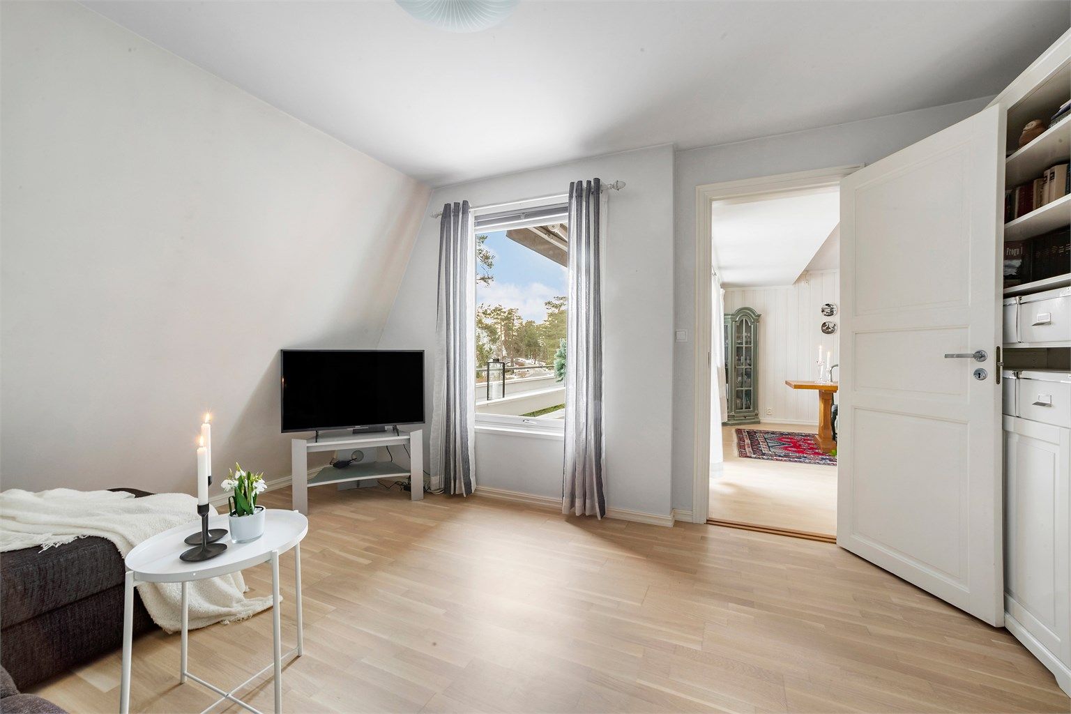 Soverom innredet som TV-Stue.