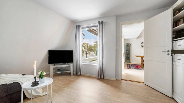 Soverom innredet som TV-Stue.