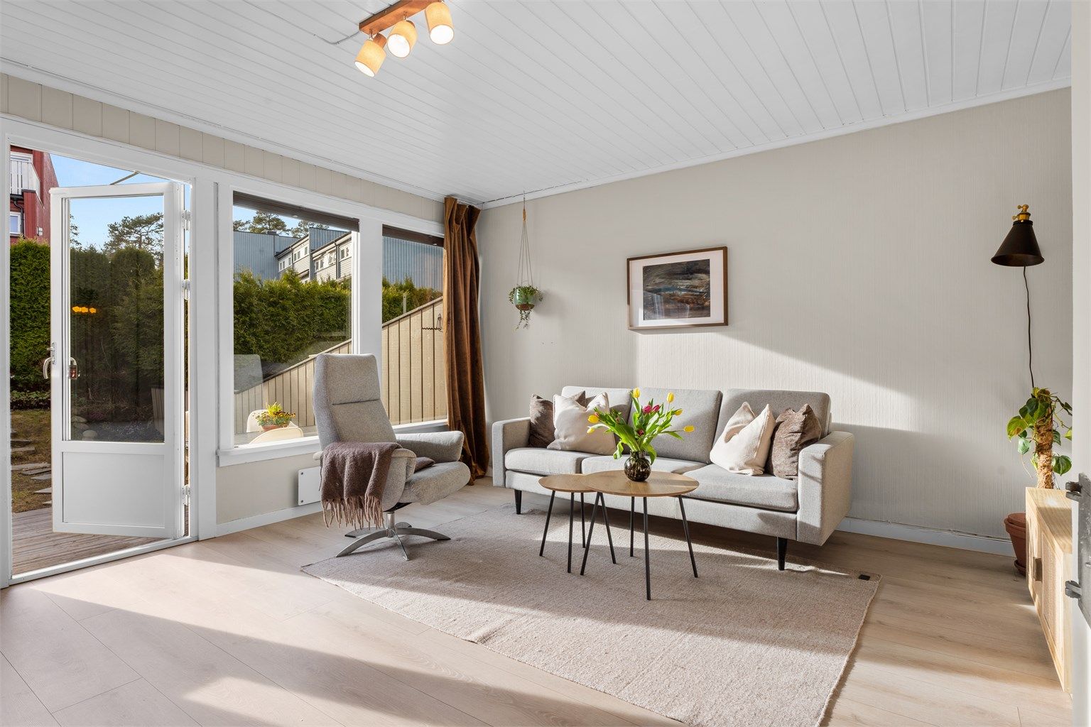 Lys og trivelig stue med store vindusflater som slipper inn rikelig med dagslys.