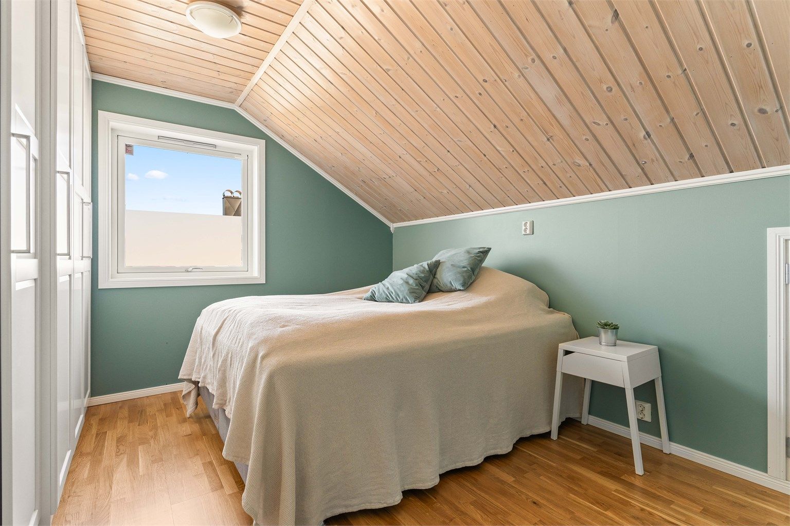 Soverommet på loftet er romslig og har praktisk oppbevaring i knevegger mot kaldt loft.
