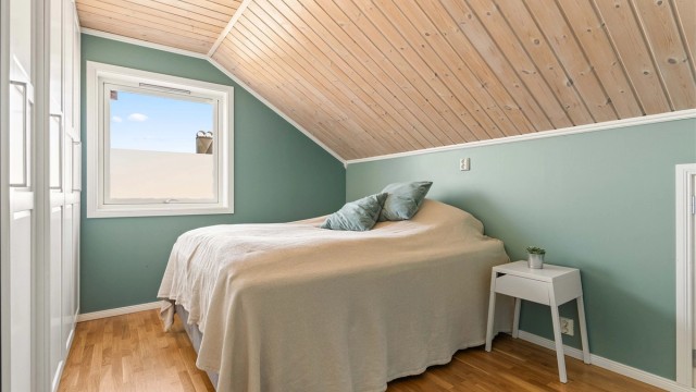 Soverommet på loftet er romslig og har praktisk oppbevaring i knevegger mot kaldt loft.