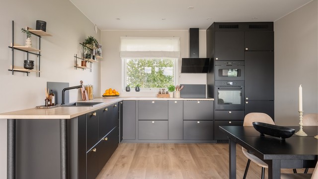 Stilren kjøkkeninnredning fra IKEA med glatte fronter. Laminat benkeplate med nedfelt vaskekum i kompositt