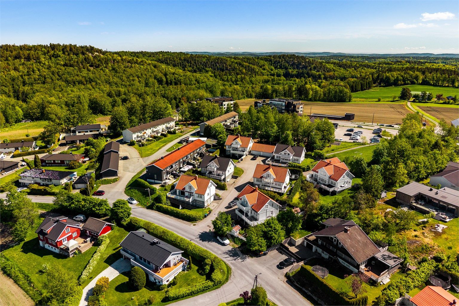 Velkommen til Åbolveien 33C! 
Eiendommen ligger i et etablert og barnevennlig boligområde på Åbol i Sandefjord. [ Foto: Kron Media, Karl Filip Kronstad ]