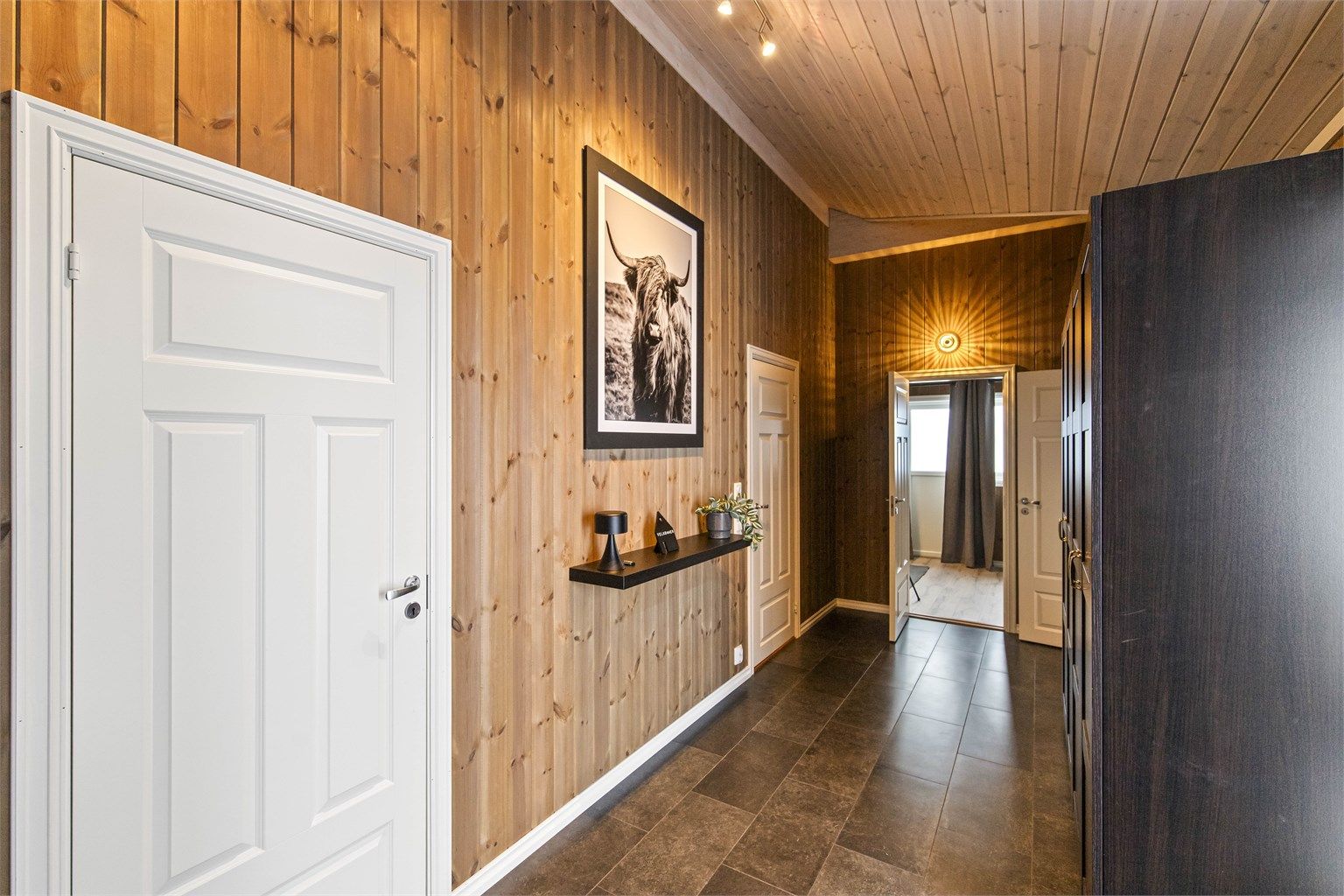 Hall med tilgang til hovedsoverom, bad og vaskerom - før man entrer inn til kjøkkenet