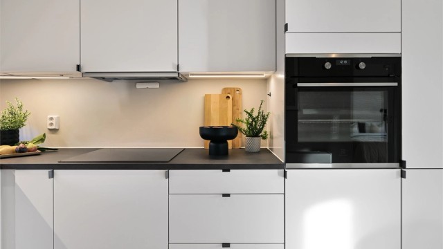 Ventilator i overskap som drives av det balanserte ventilasjonsanlegget