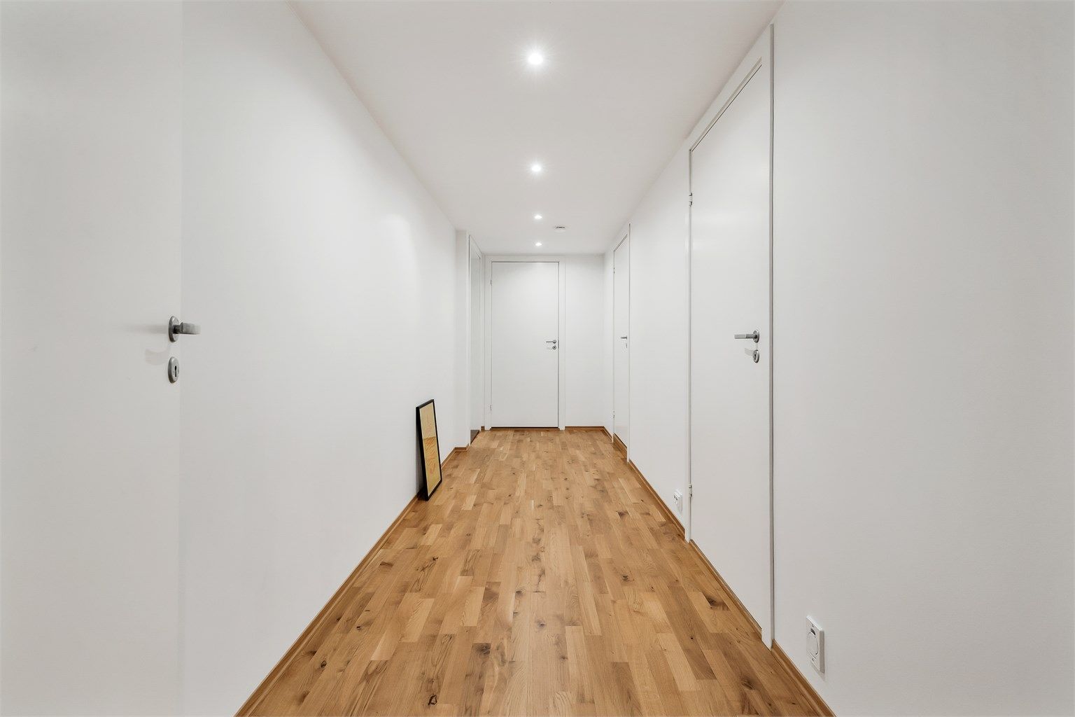 Ned trappen til underetasjen kommer man til gangen som leder til alle bodene, vaskerommet og teknisk rom.