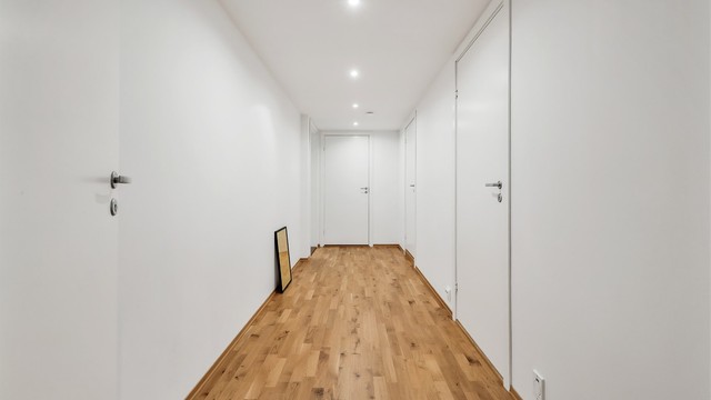 Ned trappen til underetasjen kommer man til gangen som leder til alle bodene, vaskerommet og teknisk rom.