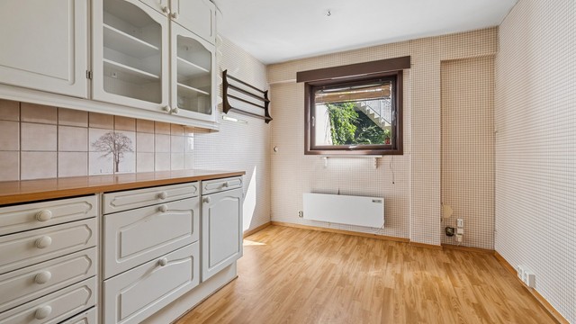 Rommet har plass til en spiseplass ved vinduet.