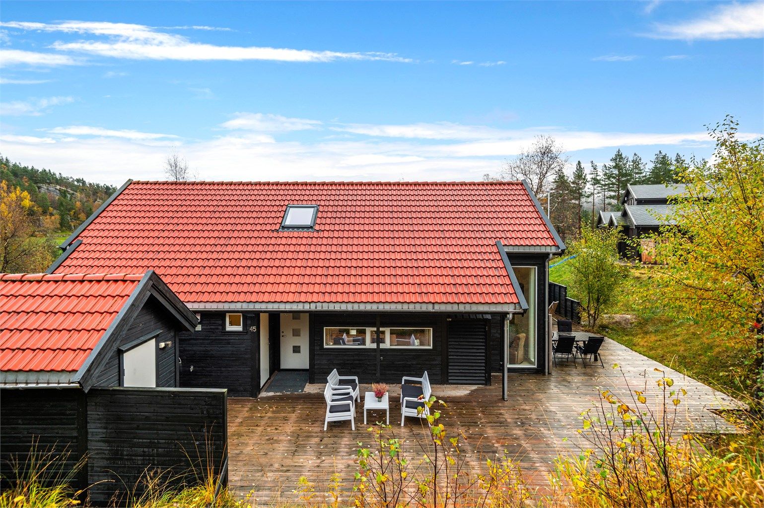 Beliggende avskjermet i fredelige omgivelser.