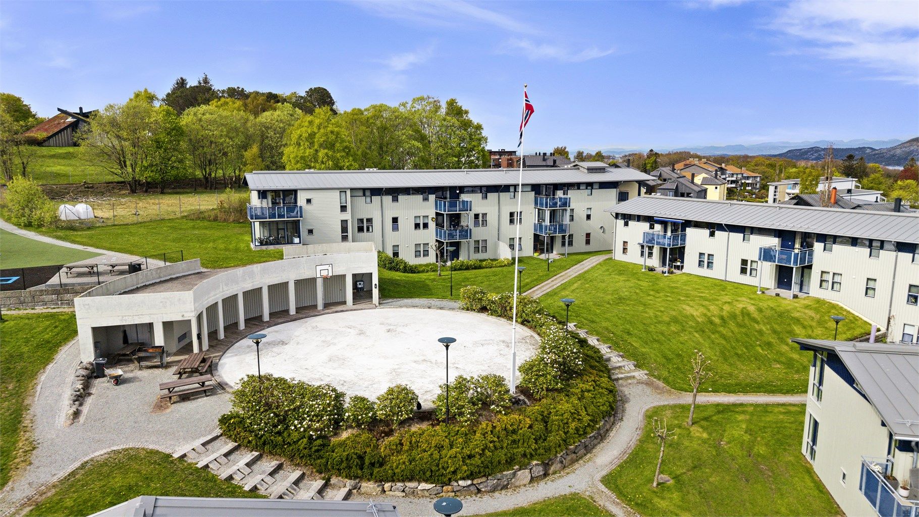 Fellesområdene er opparbeidet med lekeplass og ballplass, til glede for store og små.