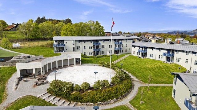 Fellesområdene er opparbeidet med lekeplass og ballplass, til glede for store og små.