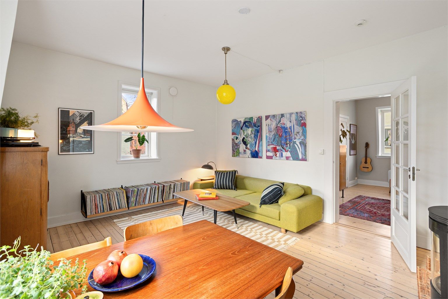 Stuen har god størrelse, med plass til stor sittegruppe i tillegg til spisebord